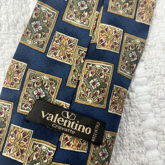 Valentino Floral frame Shapes Silk Necktie Men’s 4” Wide 54”L Made In Italy - Picture 9 of 9